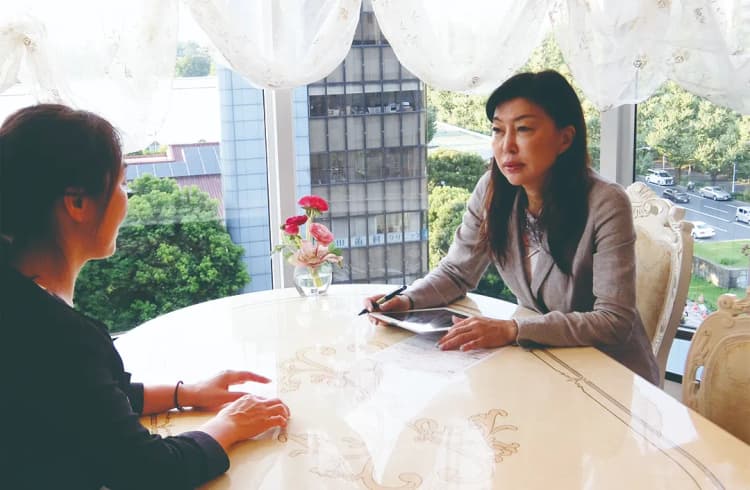 カウンセラーが親身にアドバイスしているイメージ画像